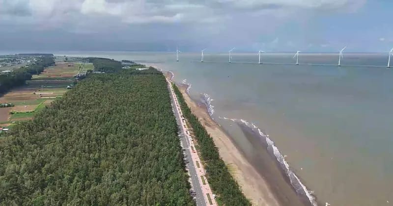 Người dân Đồng bằng Sông Cửu Long chăm sóc ao nuôi tôm, minh chứng cho sự phát triển của ngành nuôi trồng thủy sản